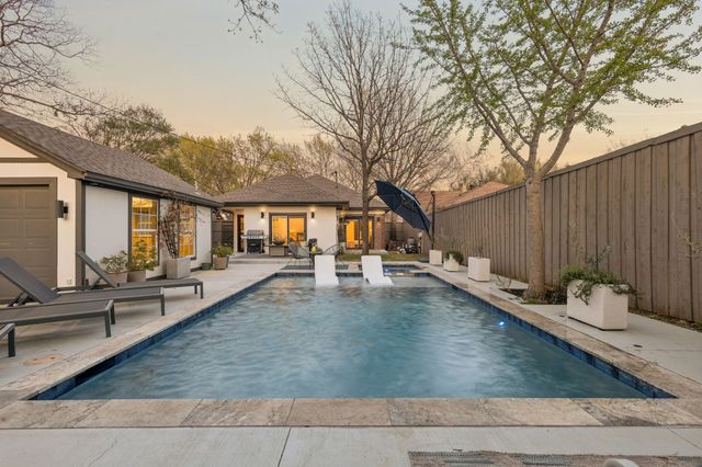 1419 S Montreal Avenue, Dallas, TX 75208