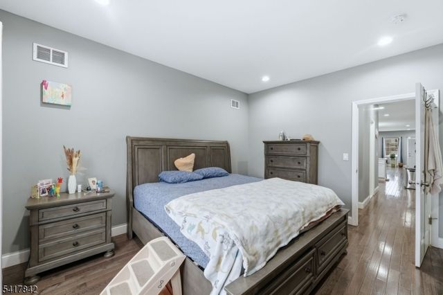 909 Monroe Ave, Elizabeth City, NJ 07201