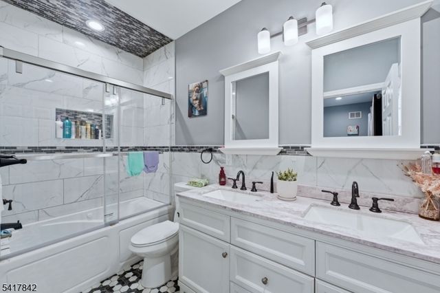 909 Monroe Ave, Elizabeth City, NJ 07201