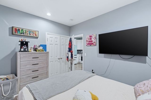 909 Monroe Ave, Elizabeth City, NJ 07201