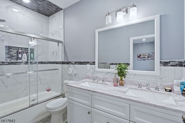 909 Monroe Ave, Elizabeth City, NJ 07201