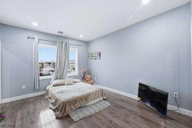 909 Monroe Ave, Elizabeth City, NJ 07201