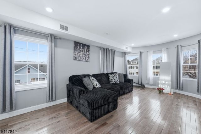 909 Monroe Ave, Elizabeth City, NJ 07201