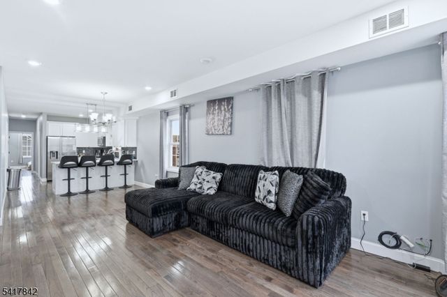 909 Monroe Ave, Elizabeth City, NJ 07201