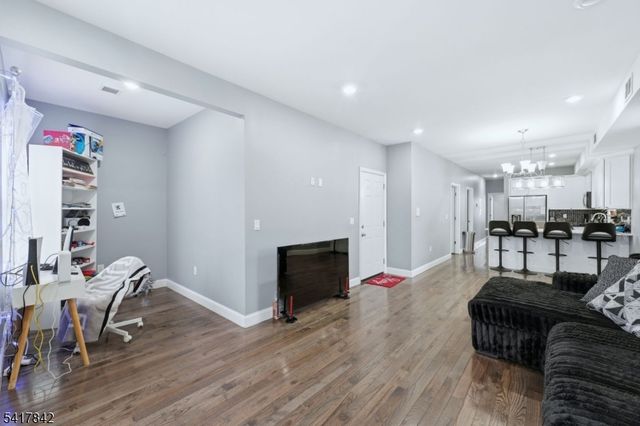 909 Monroe Ave, Elizabeth City, NJ 07201