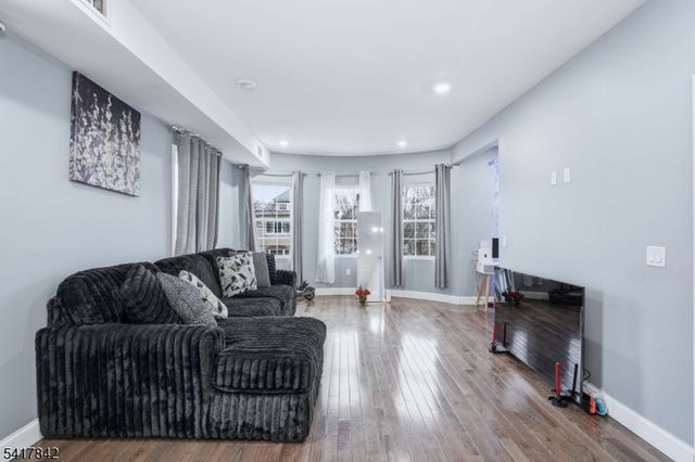 909 Monroe Ave, Elizabeth City, NJ 07201