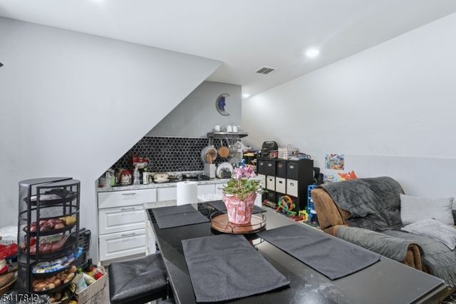 909 Monroe Ave, Elizabeth City, NJ 07201