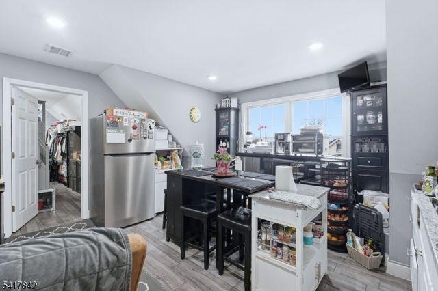 909 Monroe Ave, Elizabeth City, NJ 07201