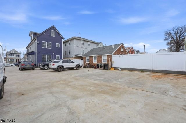 909 Monroe Ave, Elizabeth City, NJ 07201