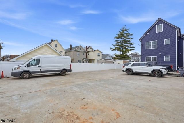 909 Monroe Ave, Elizabeth City, NJ 07201