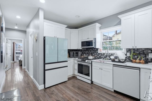 909 Monroe Ave, Elizabeth City, NJ 07201