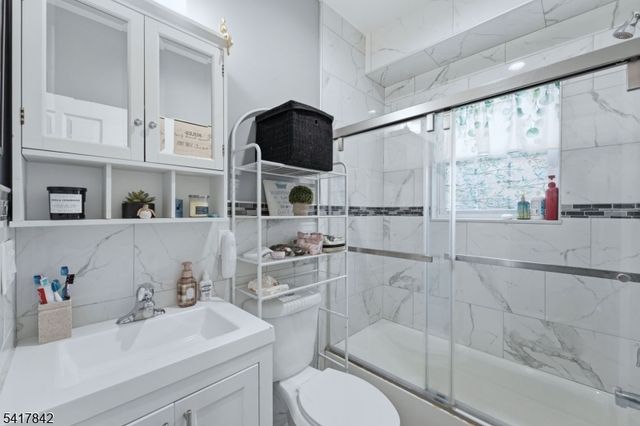 909 Monroe Ave, Elizabeth City, NJ 07201