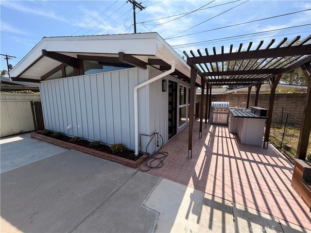 3035 A Lees, Long Beach, CA 90808