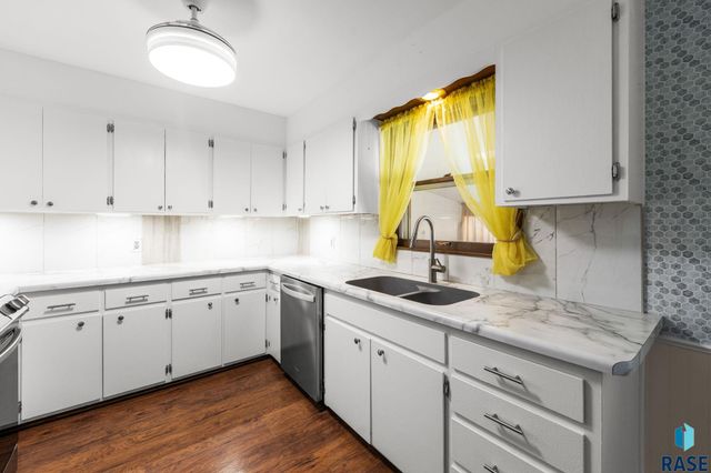 4004 S Marion Rd Road, Sioux Falls, SD 57106