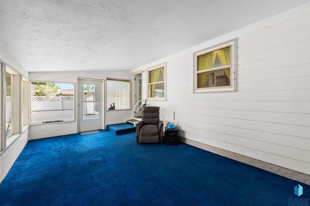 4004 S Marion Rd Road, Sioux Falls, SD 57106