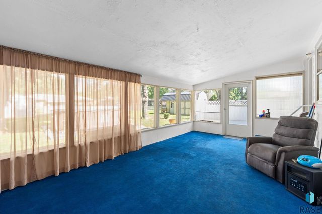 4004 S Marion Rd Road, Sioux Falls, SD 57106