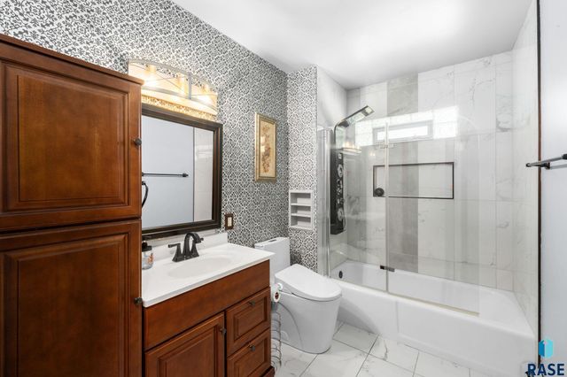 4004 S Marion Rd Road, Sioux Falls, SD 57106