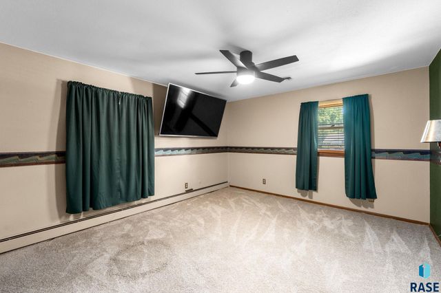 4004 S Marion Rd Road, Sioux Falls, SD 57106