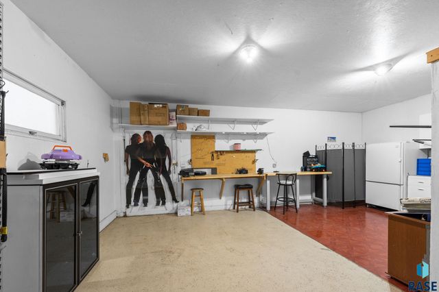 4004 S Marion Rd Road, Sioux Falls, SD 57106