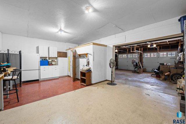 4004 S Marion Rd Road, Sioux Falls, SD 57106