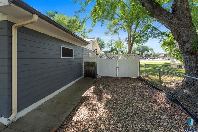 4004 S Marion Rd Road, Sioux Falls, SD 57106