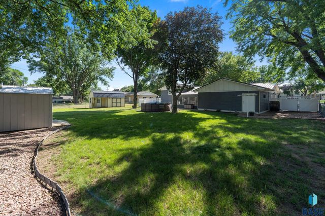 4004 S Marion Rd Road, Sioux Falls, SD 57106