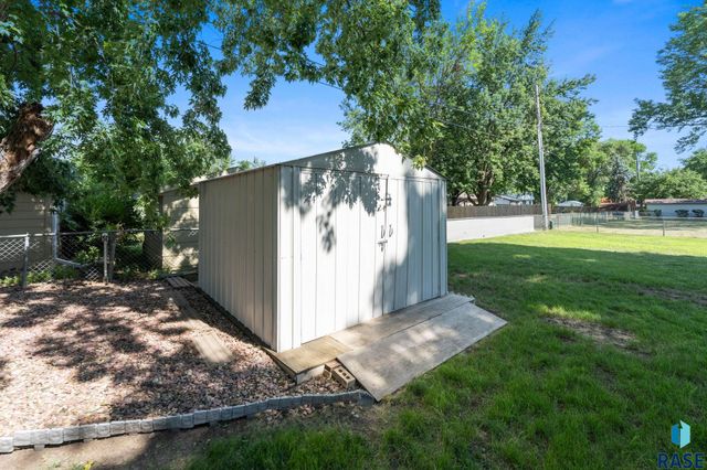 4004 S Marion Rd Road, Sioux Falls, SD 57106