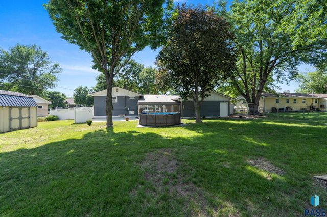 4004 S Marion Rd Road, Sioux Falls, SD 57106
