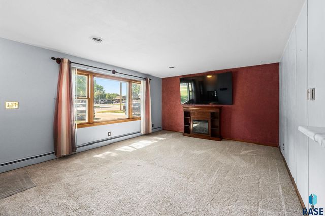 4004 S Marion Rd Road, Sioux Falls, SD 57106