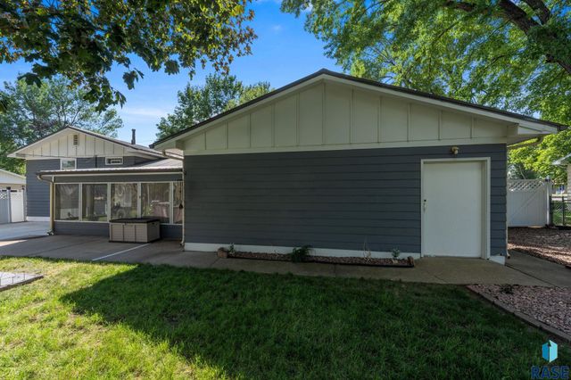 4004 S Marion Rd Road, Sioux Falls, SD 57106