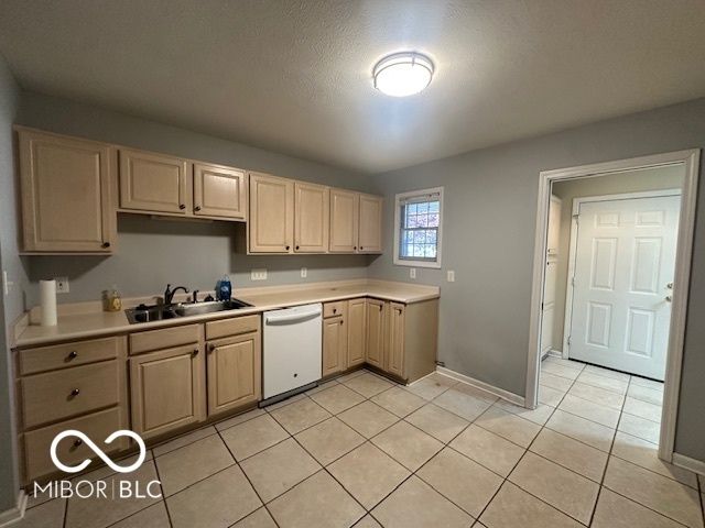 6055 S Stratton Court, Columbus, IN 47203