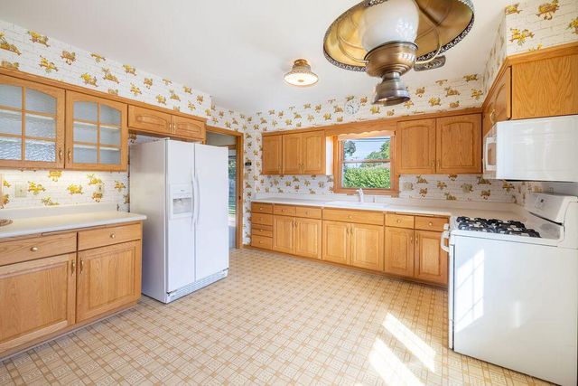 3828 E Van Eimeren AVENUE, Cudahy, WI 53110