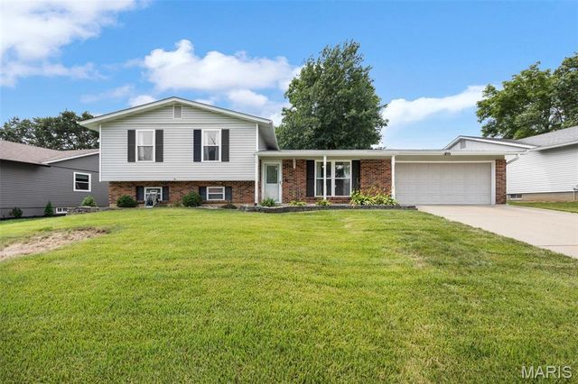 615 Country Lake Drive, St Peters, MO 63376