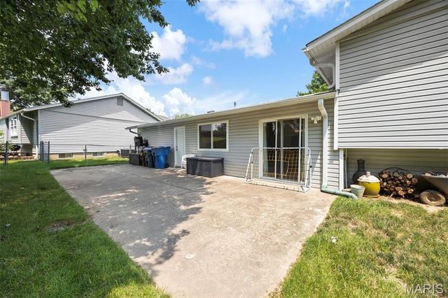 615 Country Lake Drive, St Peters, MO 63376