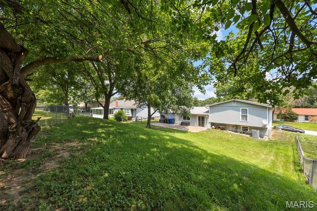615 Country Lake Drive, St Peters, MO 63376