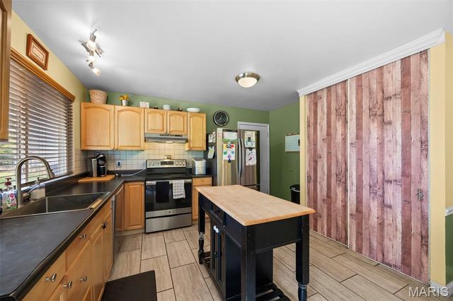 615 Country Lake Drive, St Peters, MO 63376