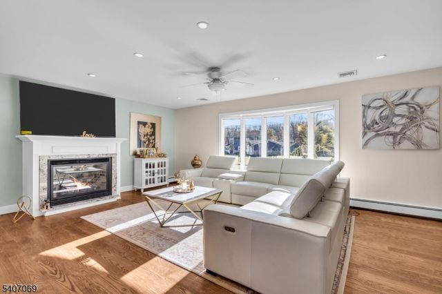 28 Toby Dr, Roxbury Twp., NJ 07876