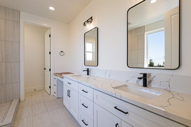 1890 Arrowhead Dr, Paradise, CA 95969