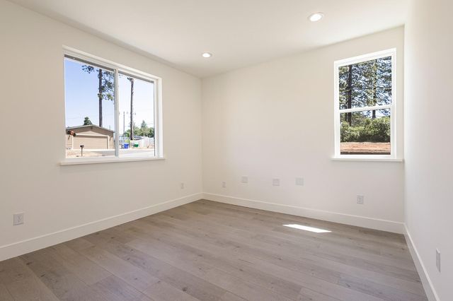 1890 Arrowhead Dr, Paradise, CA 95969