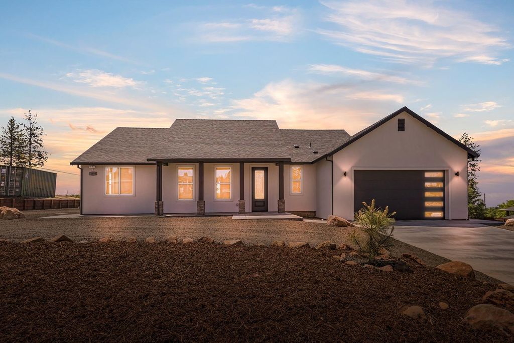 1890 Arrowhead Dr, Paradise, CA 95969