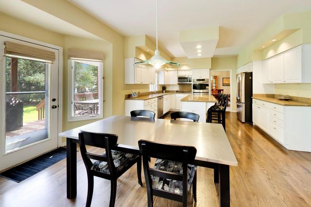 712 De Lasalle Court, Naperville, IL 60565