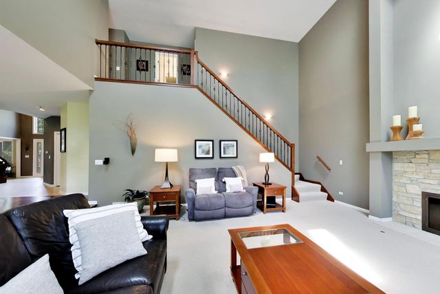 712 De Lasalle Court, Naperville, IL 60565