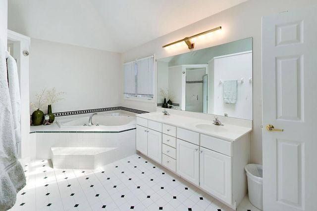 712 De Lasalle Court, Naperville, IL 60565
