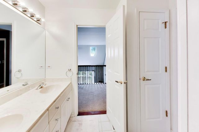 712 De Lasalle Court, Naperville, IL 60565