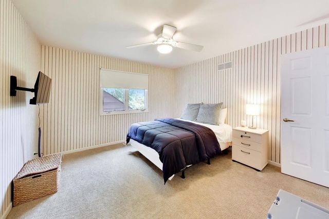 712 De Lasalle Court, Naperville, IL 60565
