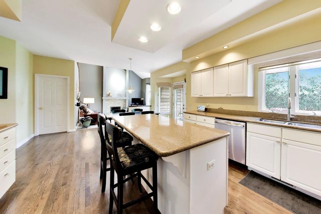 712 De Lasalle Court, Naperville, IL 60565