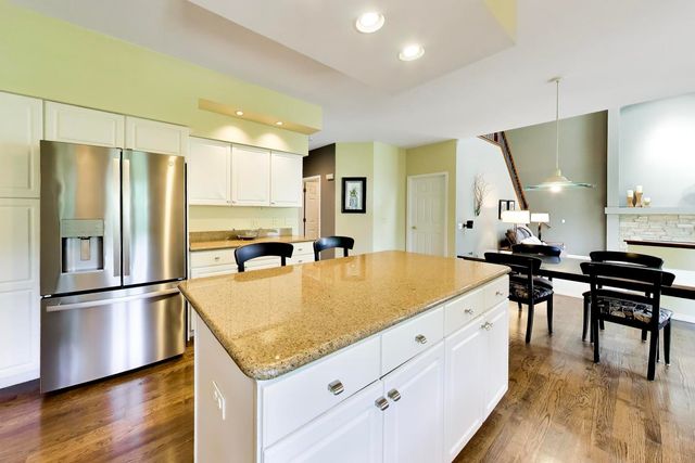 712 De Lasalle Court, Naperville, IL 60565