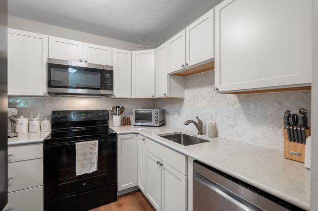 159 Bittersweet Ln 121, Randolph, MA 02368