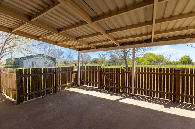 212 Halstedt RD, La Grange, TX 78945