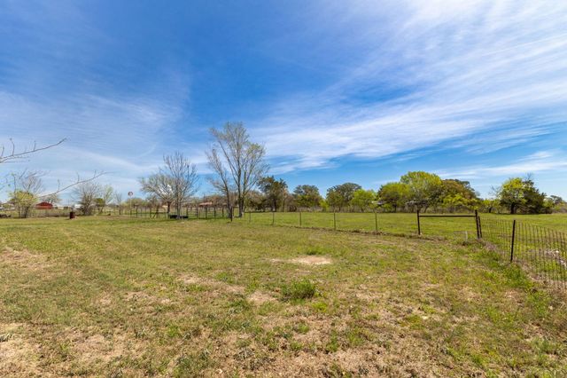 212 Halstedt RD, La Grange, TX 78945